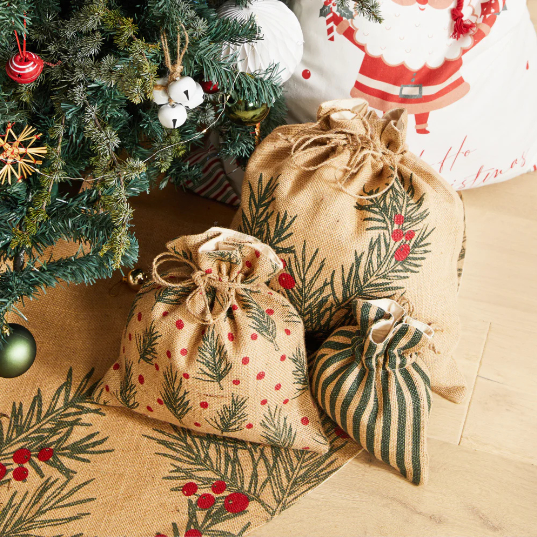 Mistletoe Christmas Jute Gift Bags (3)